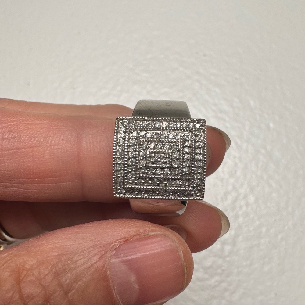 1980s Sterling silver 925 with 82 diamonds cocktail ring in a size 7.25 & 6.92 g